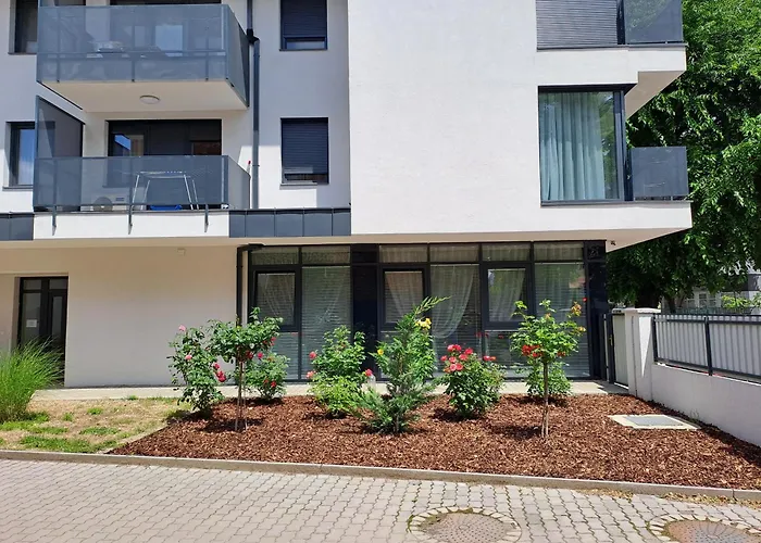 Disztingvalt Apartman, Free Garage