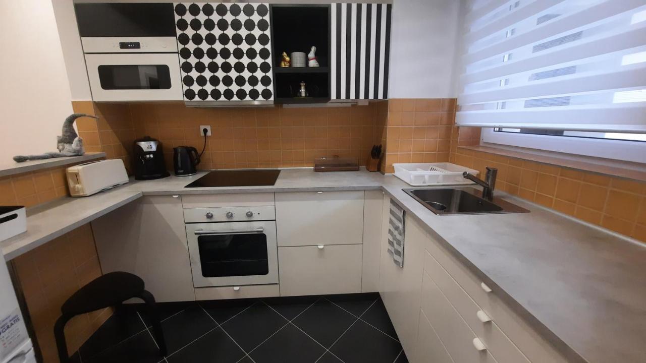 Disztingvalt Apartman, Free Garage Apartment