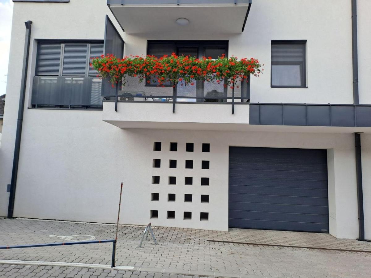 Apartment Disztingvalt Apartman, Free Garage