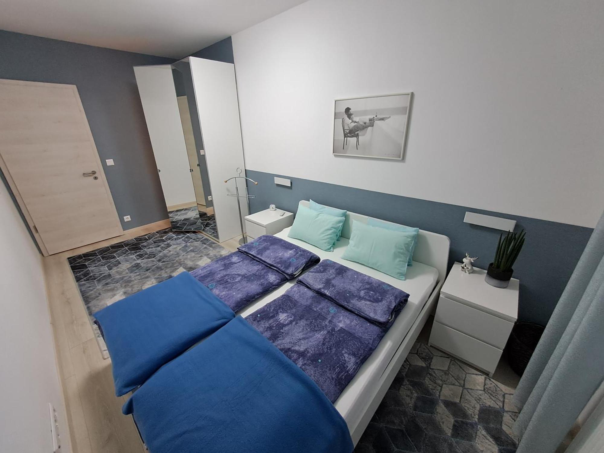 Disztingvalt Apartman, Free Garage Debrecen