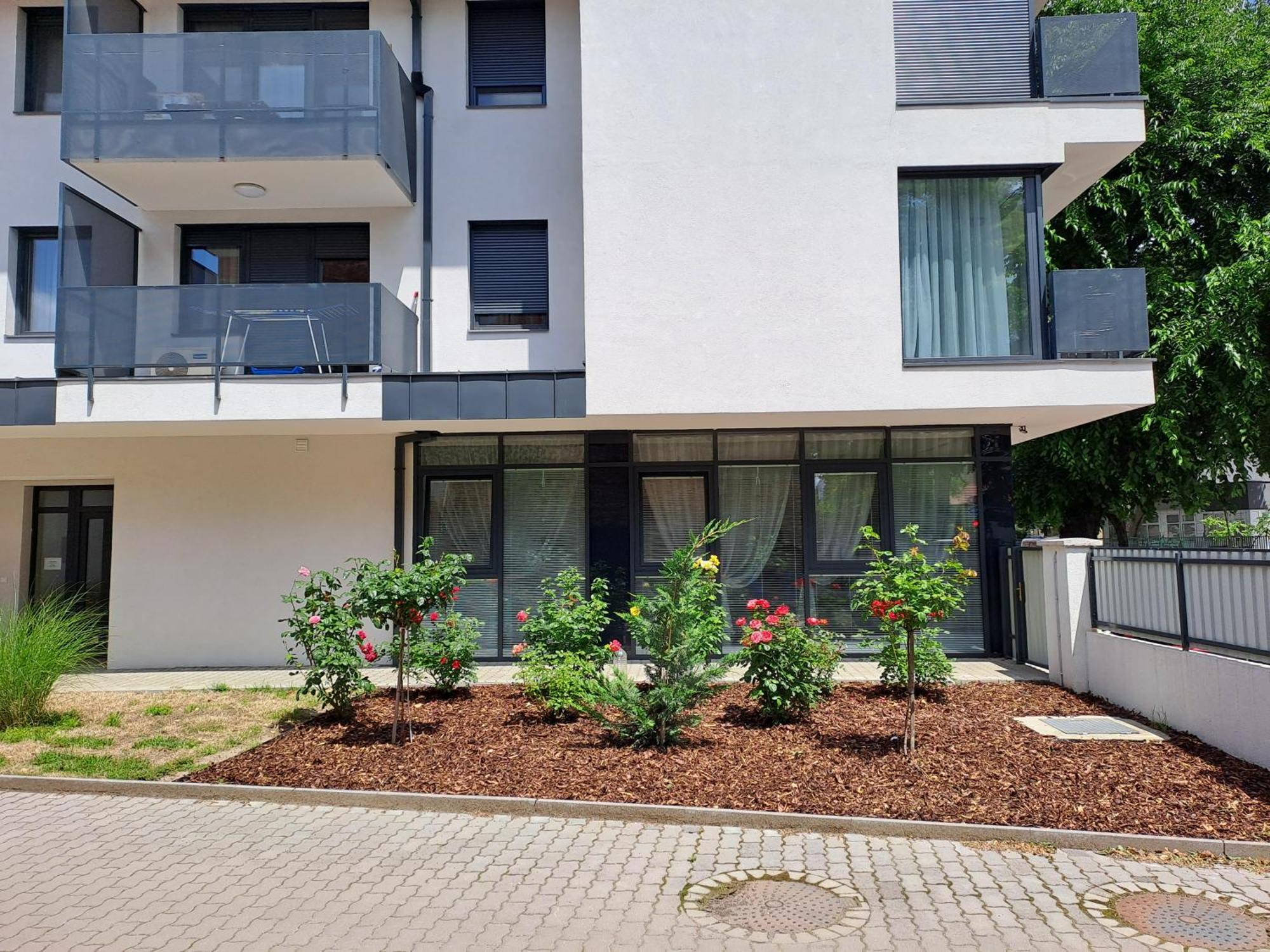 Disztingvalt Apartman, Free Garage Debrecen